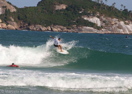 Black Belt de Surf 2006: Royler Gracie showing his skills in the water - Photo by Marcelo Alonso