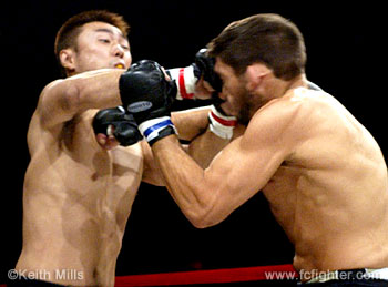 Masanori Suda hitting Dustin Denes for a knockdown in round 1