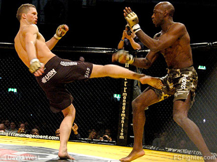 Cage Rage 19: Zelg Galesic (left) vs. Mark Weir - Photo by David West