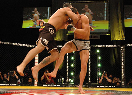 Cage Rage 21: The exact moment that the shin of Alex Reid (right) met the knee of Murilo "Ninja" Rua (left) - Photo by David West