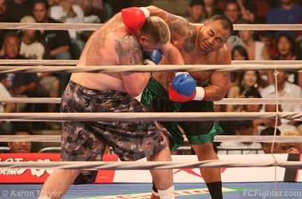 K-1 World Grand Prix 2007 Hawaii: Jan "The Giant" Nortje (left) vs. Siala "Mighty Mo" Siliga - Photo by Aaron Meyer