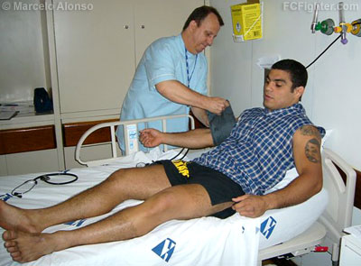 Paulo Filho being prepared for knee surgery - Photo by Marcelo Alonso